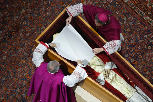 Rostro cubierto de Benedicto XVI antes de ser sepultado